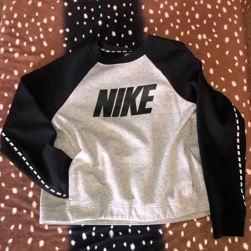 Nike sweatshirt with pockets